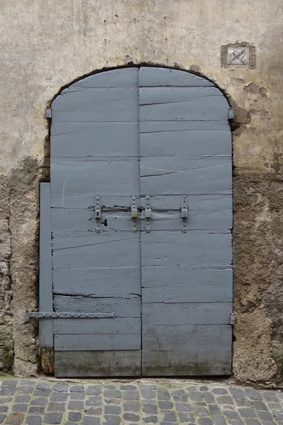 Μια Παλιά Ξύλινη Πόρτα Έναν Τοίχο — Φωτογραφία Αρχείου
