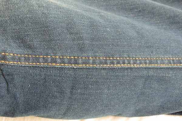 蓝色牛仔裤细节黄色螺纹缝 — 图库照片