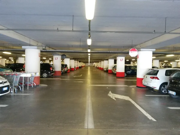 Meerdere verdiepingen auto parkeren interieurs — Stockfoto