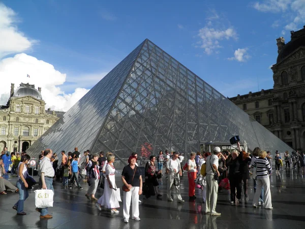 Paris França Circa Agosto 2011 Turistas Perto Pirâmide Museu Louvre — Fotografia de Stock