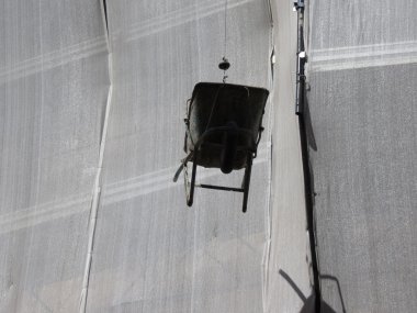 El arabası el motorlu araca havada asılı bir şantiye