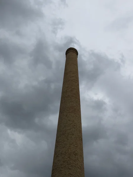 Chaminé Tijolo Alto Contra Céu Nublado Útil Como Conceito Industrial — Fotografia de Stock