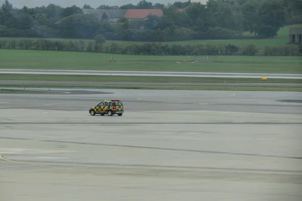 Detalhe Pista Aeroporto Com Linhas Brancas Amarelas Carro Amarelo Preto — Fotografia de Stock