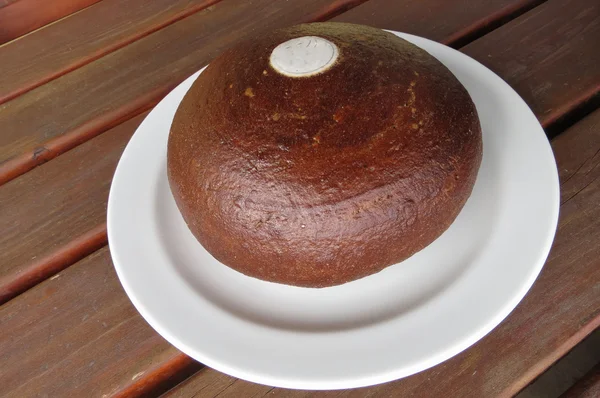 Okrągły Bochenek Brązowy Chleb Jedzenie Naczyniu — Zdjęcie stockowe