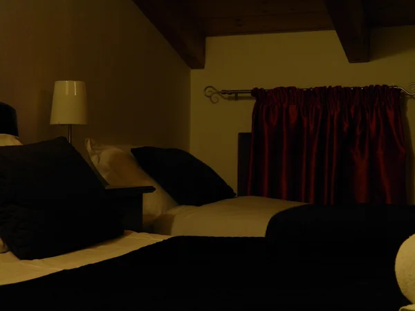 Dormitorio Con Cama Doble Ropa Cama Limpia Toallas Almohadas Techo —  Fotos de Stock
