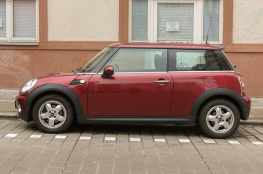 Koyu kırmızı veya kahverengi Mini Cooper araba