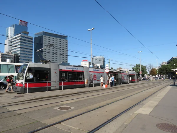 Трамвайна зупинка у Відні — стокове фото