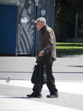 Tallinn, Estonya - Haziran 2012 yaklaşık: tanımlanamayan yaşlı adam bir baston ile