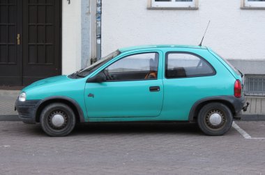 Hafif mavi Opel Corsa Swing