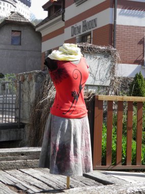 Karlstejn, Çek Cumhuriyeti - Nisan 2011 - yaklaşık bir sokak pazarında kırmızı top ve gri etek kadın manken