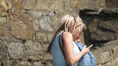 Vienna, Avusturya - Nisan 2016 yaklaşık: cep telefonu kontrol tanımlanamayan moda modeli