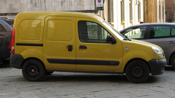 Siena Itália Circa Abril 2016 Amarelo Renault Dci Van Estacionado — Fotografia de Stock