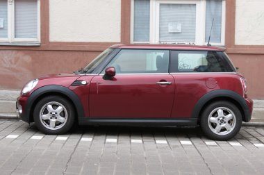 Halle (Saale), Almanya - Mart 2016 yaklaşık: koyu kırmızı veya kahverengi Mini Cooper araba