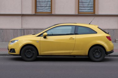 Sarı Seat Ibiza araba