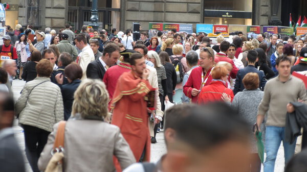 ВЕНА, Австрия - CIRCA APRIL 2016: толпа людей, прогуливающихся в самом центре города
