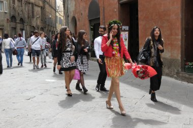 Siena, İtalya - Nisan 2016 yaklaşık: yeni mezun oldu ve onların hedefi kutluyor kız zarif giyinmiş