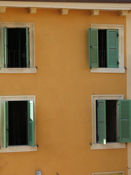 Uma Casa Italiana Tradicional Com Fachada Colorida Cortinas Venezianas Pintadas — Fotografia de Stock