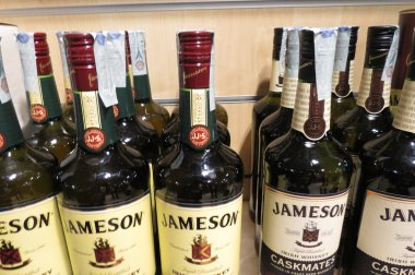 Dublin, İrlanda - Ocak 2016 yaklaşık: Satılık stoklanmayacaktır Jameson viski şişeleri
