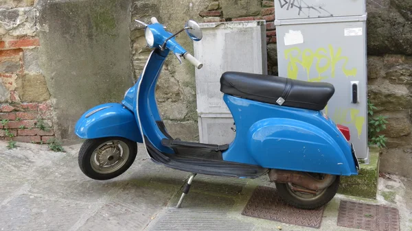 Italian Vespa skootteri — kuvapankkivalokuva