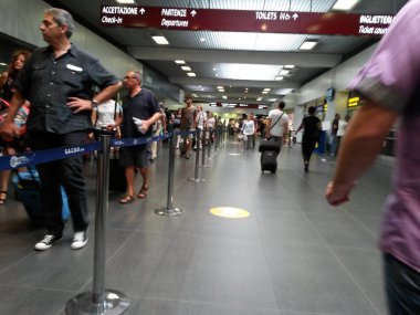 Orio Al Serio, Bergamo, İtalya - Temmuz 2014 yaklaşık: güvenlik geçmeye gezginler kuyruk kontrol Havaalanı lounge