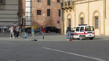 Siena, İtalya - Nisan 2016 yaklaşık: Polise muncipale (yani şehir polis) alma futbol topu katedralde kare oynayan İtalyan bilirler