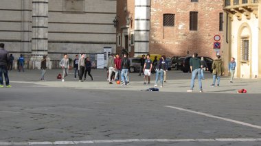 Siena, İtalya - Nisan 2016 yaklaşık: İtalyan bilirler ve kız öğrenciler kare Katedrali ayağından oynayan bir schooltrip içinde