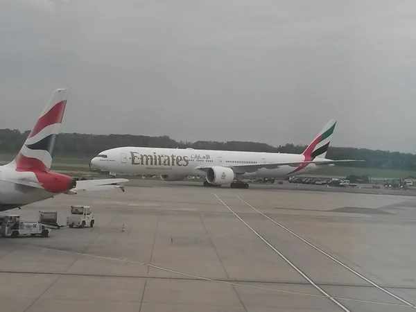 Vídeň Vídeň Rakousko Cca Říjen 2015 Letadla Emirates Airlines Dráze — Stock fotografie