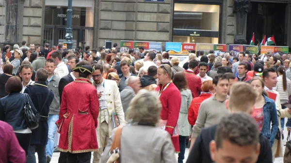 Vienna Áustria Circa Abril 2016 Multidão Pessoas Passeando Centro Cidade — Fotografia de Stock