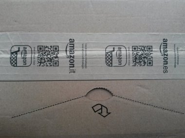 Londra, İngiltere - Kasım 2015 yaklaşık: Kahverengi karton yapışkan bant üzerinde Amazon logolu oluklu