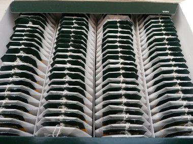 Karton kutu içinde çay poşetleri