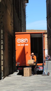 Siena, İtalya - Nisan 2016 yaklaşık: parsel İndiriyor postacı ile şehir merkezinde, bir sokakta park Tnt post van