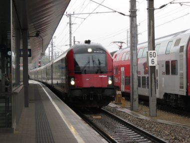 Vienna, Avusturya - Mayıs 2014 yaklaşık: Demiryolu demiryolu toplu taşıma ulaşım için trende