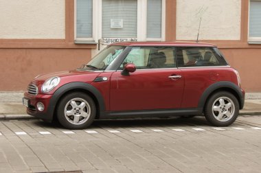 Halle (Saale), Almanya - Mart 2016 yaklaşık: koyu kırmızı veya kahverengi Mini Cooper araba
