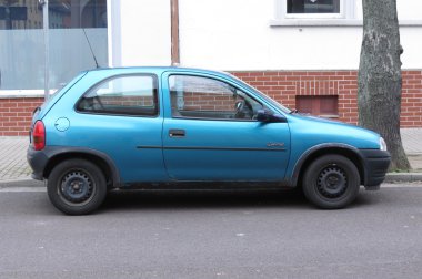 Mavi Opel Corsa Salıncak