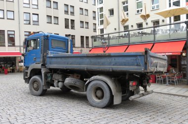 Dresden, Almanya - Mart 2016 yaklaşık: eski mavi damperli kamyon çok şehir merkezi