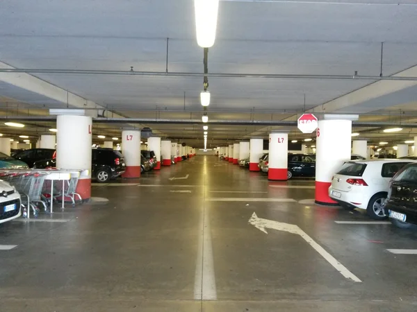 Meerdere verdiepingen auto parkeren interieurs — Stockfoto