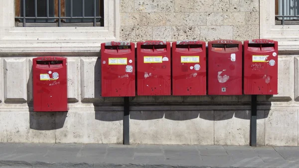 Piros mail dobozok — Stock Fotó