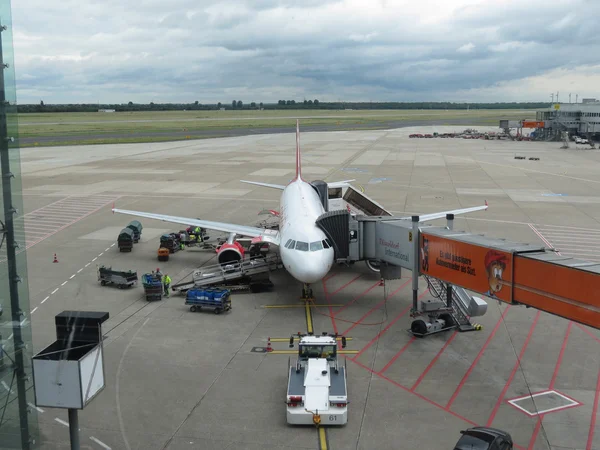 Duesseldorf Alemania Circa Junio 2012 Aviones Airberlin Estacionados Bicicleta Aeropuerto —  Fotos de Stock