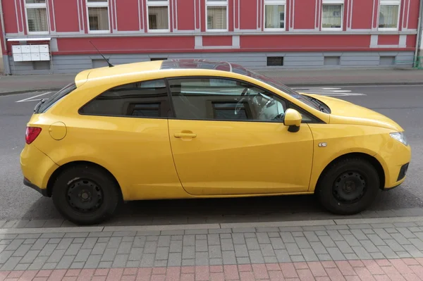 Koethen Alemanha Circa Março 2016 Carro Amarelo Seat Ibiza Estacionado — Fotografia de Stock