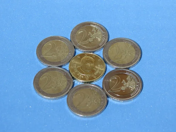 被欧元硬币包围的梵蒂冈硬币 — 图库照片