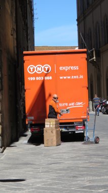 Siena, İtalya - Nisan 2016 yaklaşık: parsel İndiriyor postacı ile şehir merkezinde, bir sokakta park Tnt post van