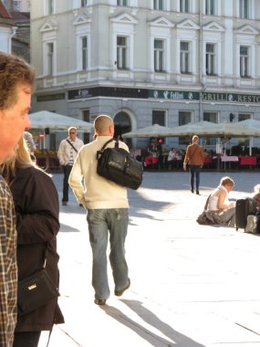 Tallinn, Estonya - Haziran 2012 yaklaşık: insanlar ana meydanında