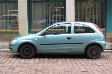 Koethen, Almanya - Mart 2016 yaklaşık: mavi Opel Corsa Swing sokakta park