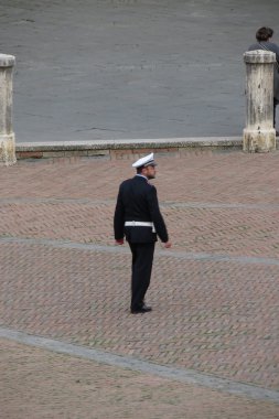 Siena, İtalya - Nisan 2016 yaklaşık: İtalyan polise Municipale'ye (yani şehir polis) memur patroling ana kare aka Il Campo