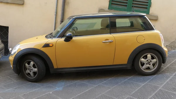 Arezzo Itália Circa Abril 2016 Mini Carro Amarelo Com Teto — Fotografia de Stock