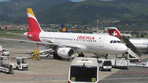 Florence, İtalya - Nisan 2016 yaklaşık: Yatılı için Havaalanı hazır Iberia Hava Yolları'nın Airbus A 319 uçak Park