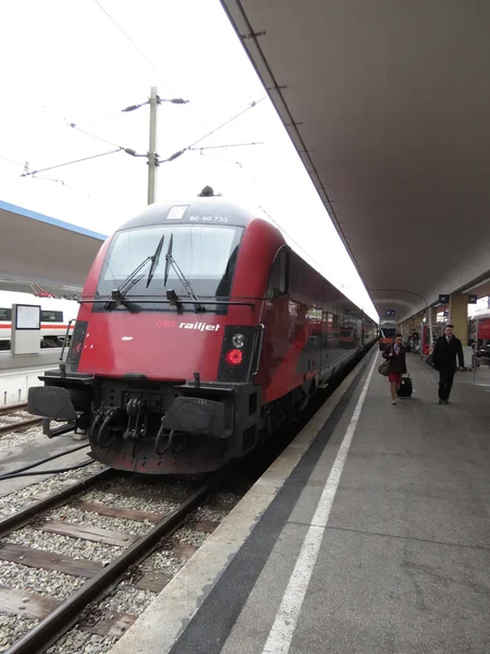 Comboio austríaco em uma estação — Fotografia de Stock
