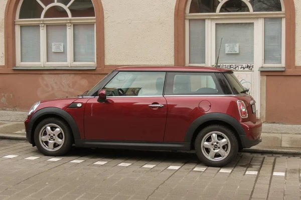 Vermelho escuro ou maroon Mini Cooper carro — Fotografia de Stock