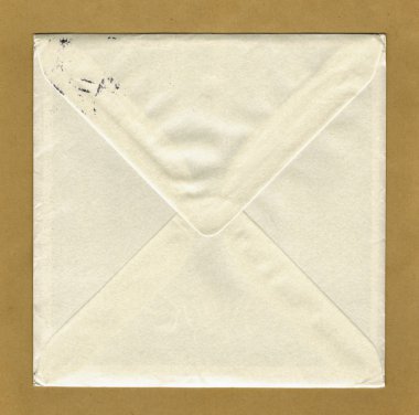 Hafif kahverengi kağıt arka plan üzerinde beyaz kare posta mektup zarfı