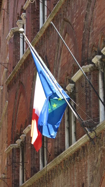 Banderas Italia Unión Europea Ondeando Desde Una Fachada — Foto de Stock